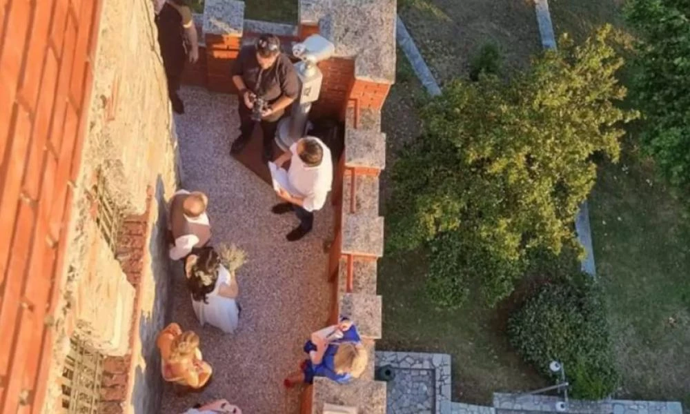 Τρίκαλα: Γάμος…. ρολόι – Παντρεύτηκαν πάνω στο Φρούριο